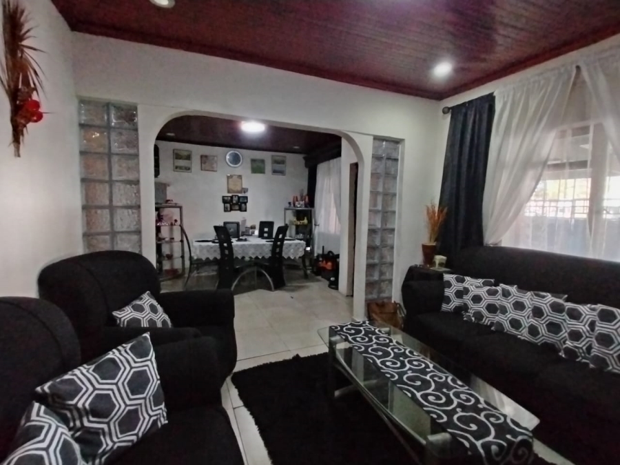 3 Bedroom Property for Sale in Silvertown Western Cape
